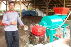 Salah seorang petani saat menggunakan Mesin Kompos buatan pemuda Cipancur.